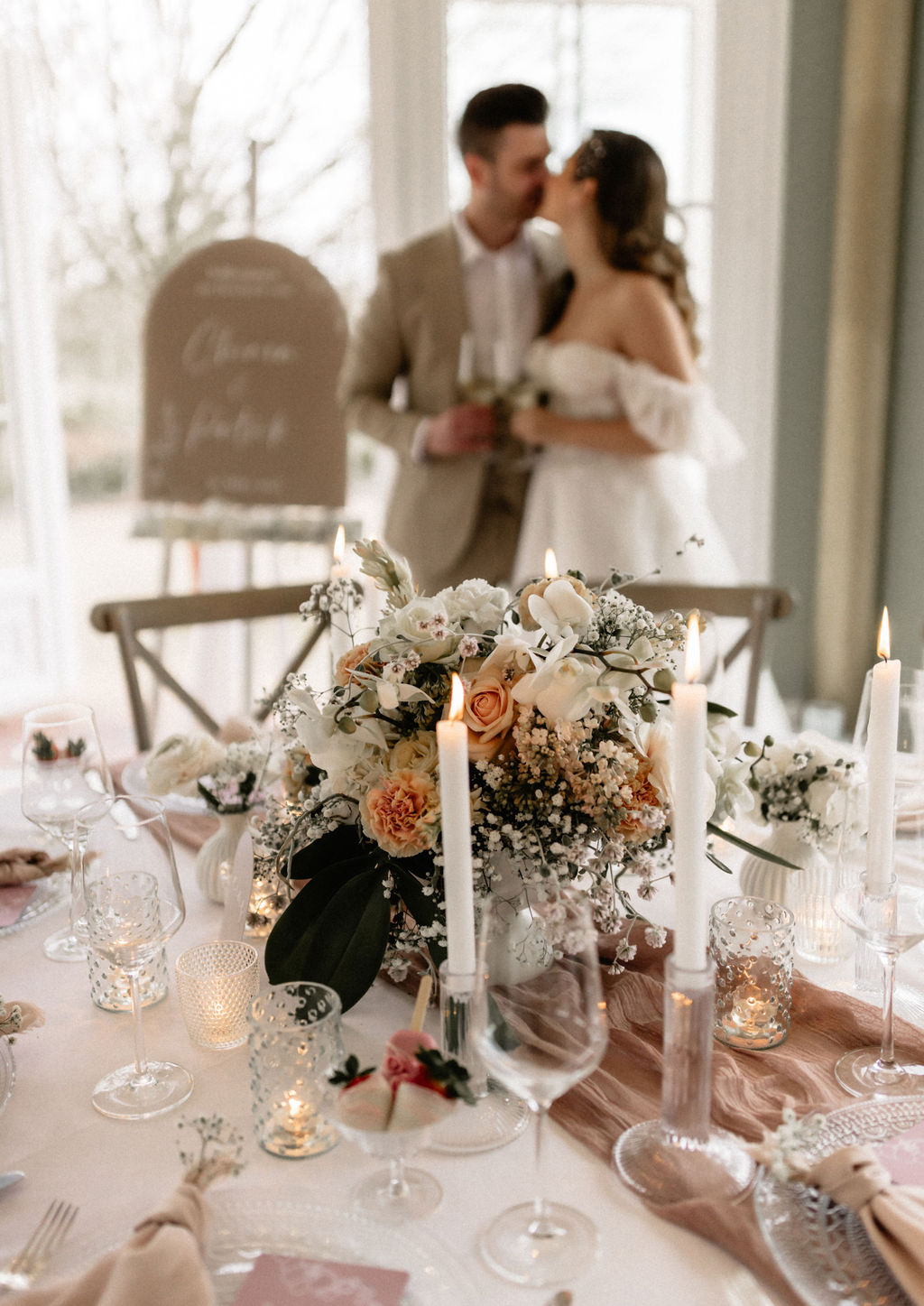 Elegante Hochzeitstafel mit modernem Styling