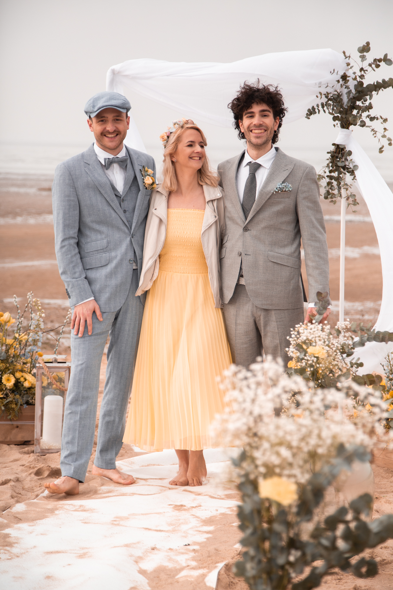 Freie Trauzeremonie am Strand – gleichgeschlechtliches Hochzeitspaar mit Traurednerin Kathrin Dell-Lenz